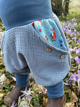 Lade das Bild in den Galerie-Viewer, MUSSELIN-HOSE HELLBLAU PIPPA UND PELLE
