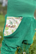 Lade das Bild in den Galerie-Viewer, CORDNICKY-HOSE FLASCHENGRÜN ERNTEZEIT
