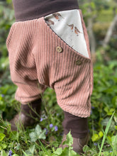 Lade das Bild in den Galerie-Viewer, CORDNICKY-HOSE HASELNUSS ROTKEHLCHEN
