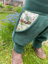 Lade das Bild in den Galerie-Viewer, MUSSELIN-HOSE WALDGRÜN ERNTEZEIT
