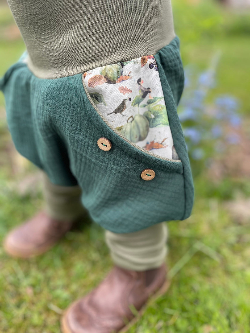 MUSSELIN-HOSE WALDGRÜN KÜRBIS ELFE