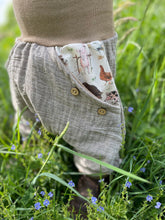 Lade das Bild in den Galerie-Viewer, MUSSELIN-HOSE NATUR BAUERNHOFTIERE
