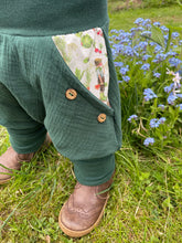 Lade das Bild in den Galerie-Viewer, MUSSELIN-HOSE WALDGRÜN ERNTEZEIT
