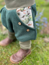 Lade das Bild in den Galerie-Viewer, MUSSELIN-HOSE WALDGRÜN KÜRBIS ELFE
