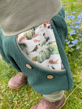 Lade das Bild in den Galerie-Viewer, MUSSELIN-HOSE WALDGRÜN KÜRBIS ELFE
