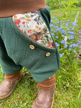 Lade das Bild in den Galerie-Viewer, MUSSELIN-HOSE WALDGRÜN SCHLAFENDE TIERE
