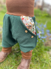 Lade das Bild in den Galerie-Viewer, MUSSELIN-HOSE WALDGRÜN SCHLAFENDE TIERE

