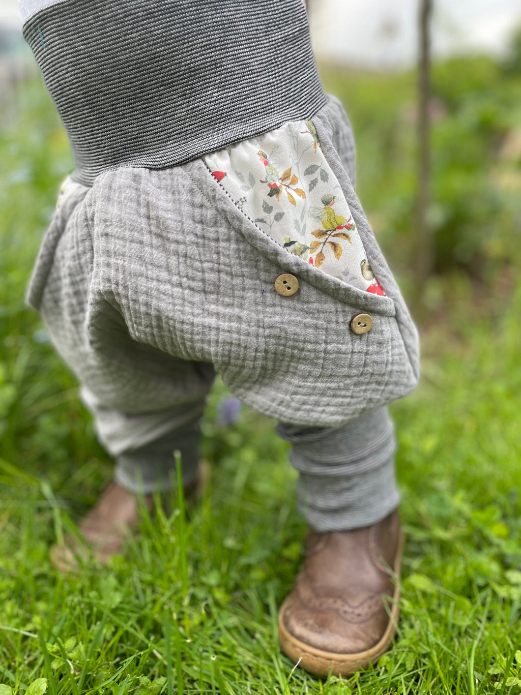 MUSSELIN-HOSE GRAU HAGEBUTTENELFEN