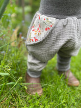 Lade das Bild in den Galerie-Viewer, MUSSELIN-HOSE GRAU HAGEBUTTENELFEN
