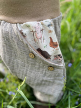 Lade das Bild in den Galerie-Viewer, MUSSELIN-HOSE NATUR BAUERNHOFTIERE
