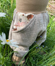 Lade das Bild in den Galerie-Viewer, MUSSELIN-HOSE NATUR BAUERNHOFTIERE
