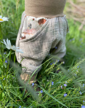 Lade das Bild in den Galerie-Viewer, MUSSELIN-HOSE NATUR BAUERNHOFTIERE
