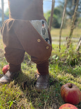 Lade das Bild in den Galerie-Viewer, CORDNICKY-HOSE HELLBRAUN PINGUINE
