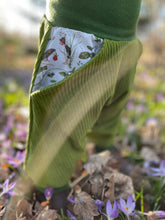 Lade das Bild in den Galerie-Viewer, CORDNICKY-HOSE HELLGRÜN BLÜHTENELFEN
