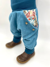 Lade das Bild in den Galerie-Viewer, CORDNICKY-HOSE PETROL PFAU
