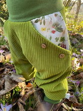 Lade das Bild in den Galerie-Viewer, CORDNICKY-HOSE HELLGRÜN BLÜHTENELFEN
