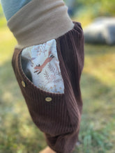 Lade das Bild in den Galerie-Viewer, CORDNICKY-HOSE BRAUN FUCHS

