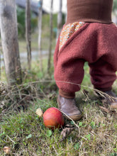 Lade das Bild in den Galerie-Viewer, WOLLWALK-HOSE ROST MUSTER
