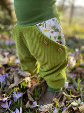 Lade das Bild in den Galerie-Viewer, CORDNICKY-HOSE HELLGRÜN BLÜHTENELFEN
