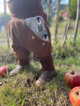 Lade das Bild in den Galerie-Viewer, CORDNICKY-HOSE HELLBRAUN PINGUINE
