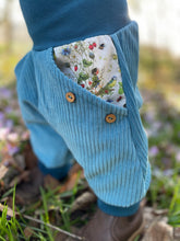 Lade das Bild in den Galerie-Viewer, CORDNICKY-HOSE PETROL KLAUS SAUSEBRAUS
