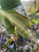 Lade das Bild in den Galerie-Viewer, CORDNICKY-HOSE HELLGRÜN BLÜHTENELFEN
