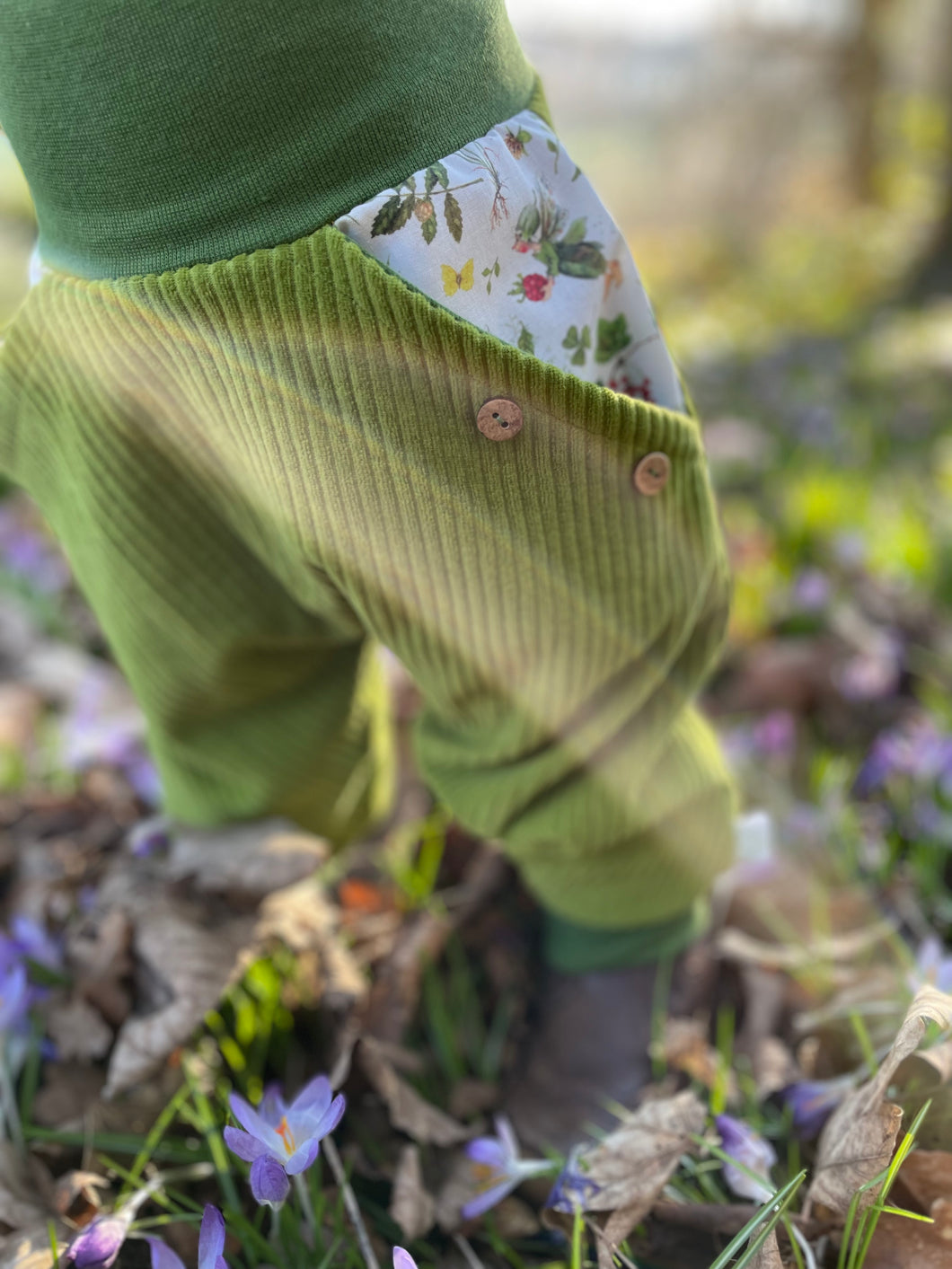CORDNICKY-HOSE HELLGRÜN BLÜHTENELFEN