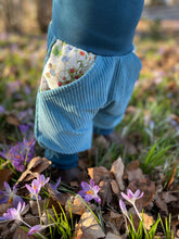 Lade das Bild in den Galerie-Viewer, CORDNICKY-HOSE PETROL KLAUS SAUSEBRAUS
